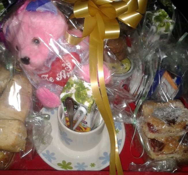 Desayuno con peluche y tarjeta de regalo