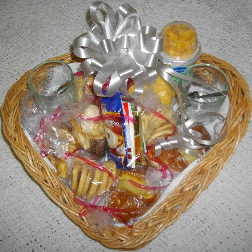Regalo a domicilio en canasto de mimbre